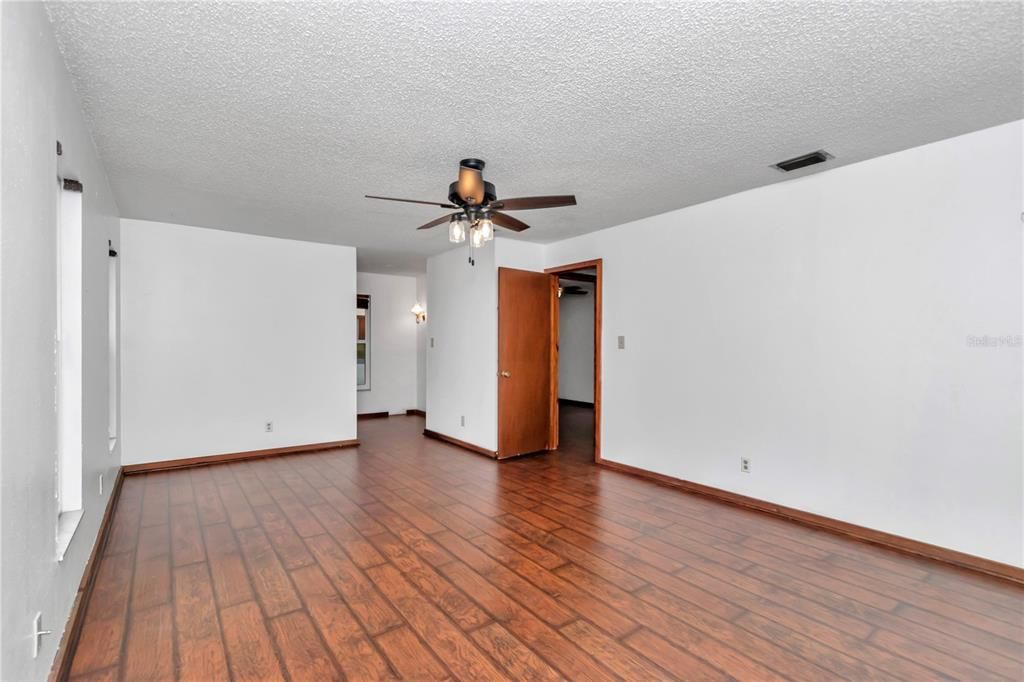 Под контрактом: $228,900 (3 спален, 2 ванн, 1479 Квадратных фут)