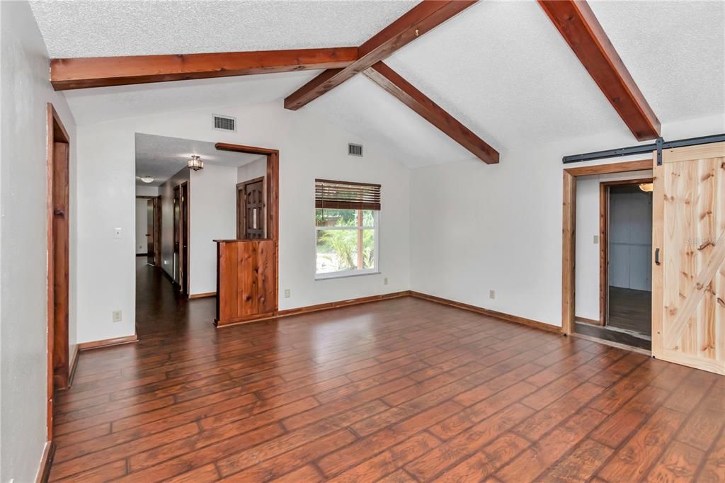 Под контрактом: $228,900 (3 спален, 2 ванн, 1479 Квадратных фут)