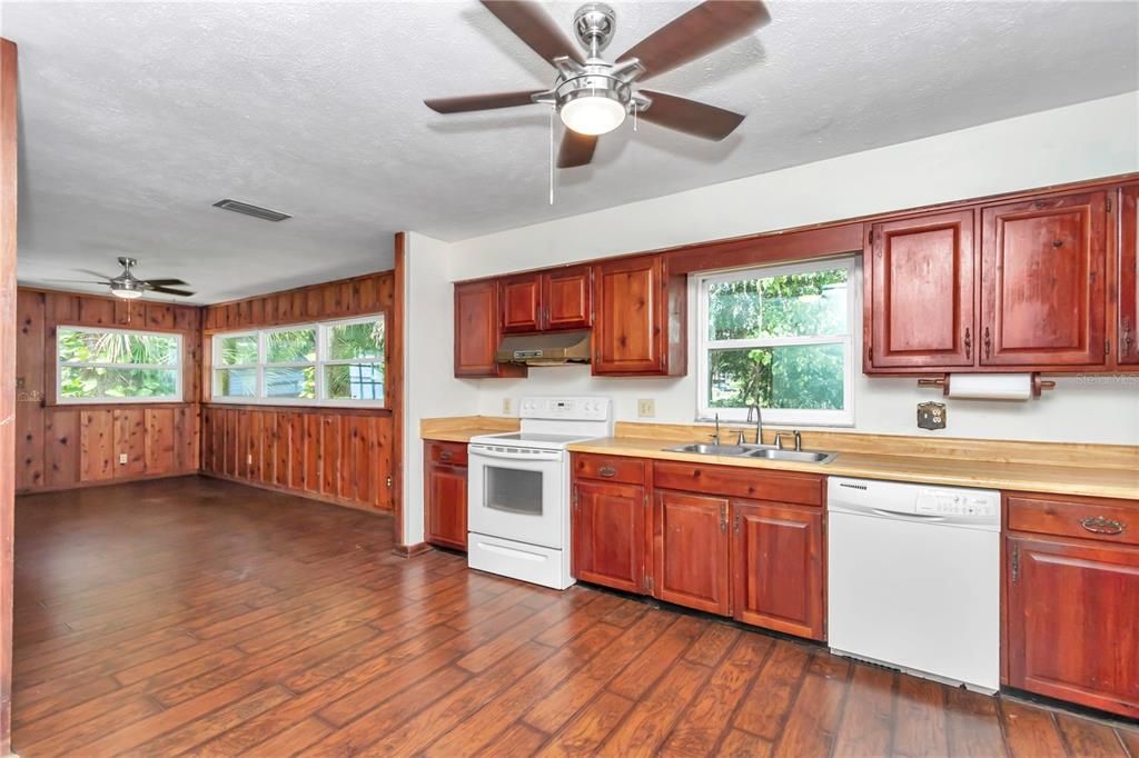 Под контрактом: $228,900 (3 спален, 2 ванн, 1479 Квадратных фут)