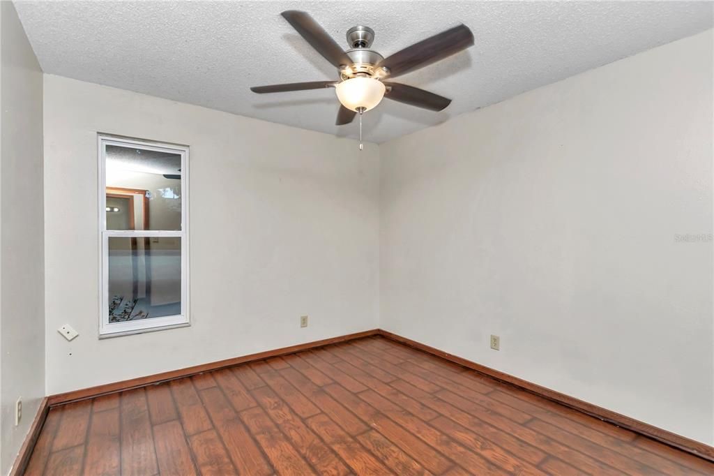 Под контрактом: $228,900 (3 спален, 2 ванн, 1479 Квадратных фут)