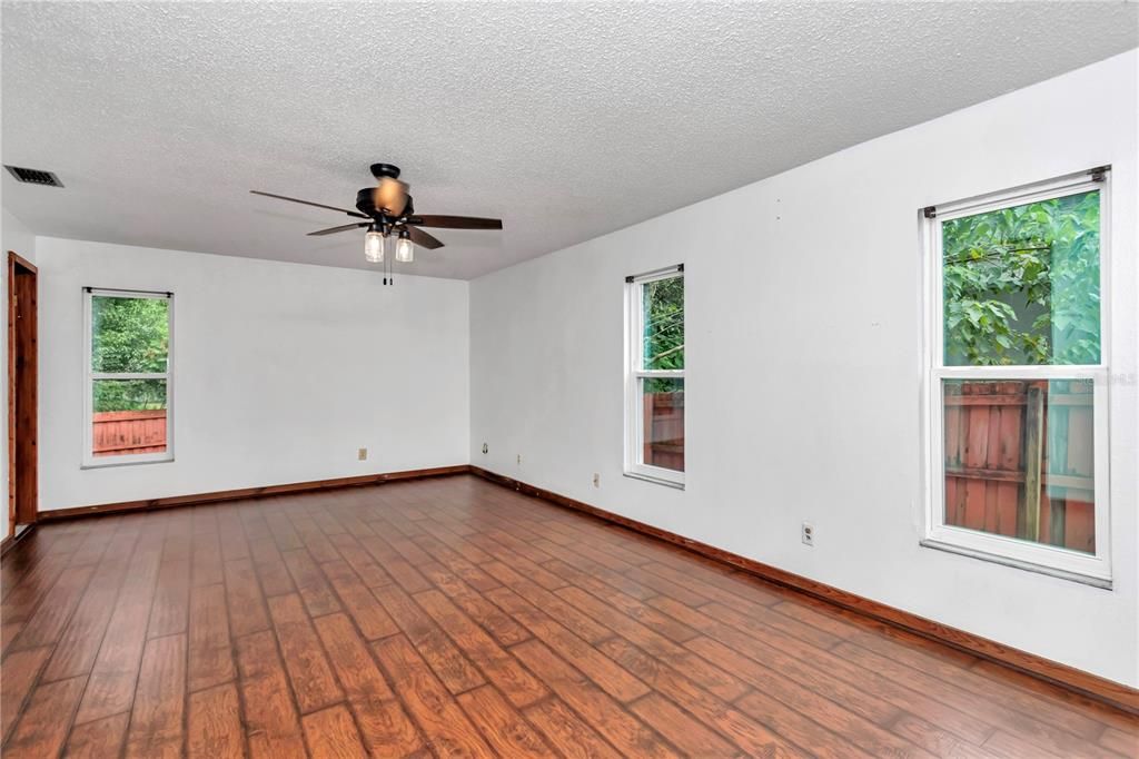 Под контрактом: $228,900 (3 спален, 2 ванн, 1479 Квадратных фут)