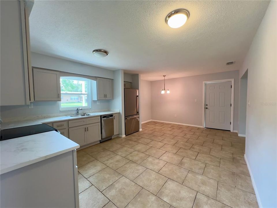 Под контрактом: $174,900 (2 спален, 1 ванн, 1110 Квадратных фут)