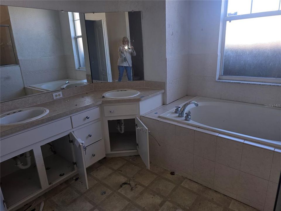 For Sale: $325,000 (4 beds, 2 baths, 1866 Square Feet)