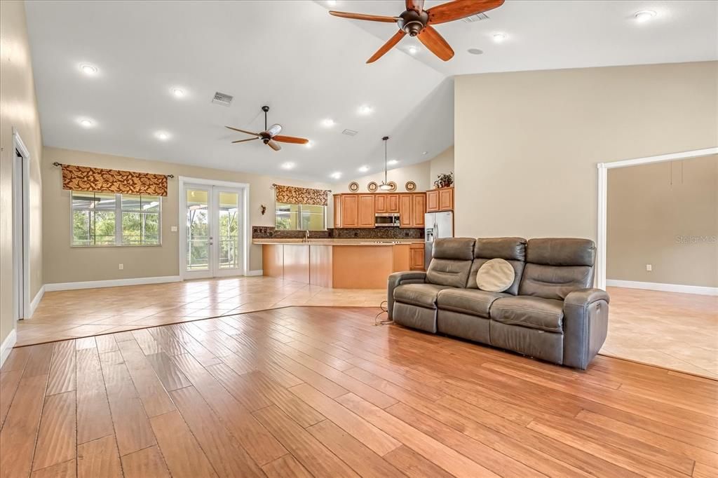 Под контрактом: $585,000 (4 спален, 2 ванн, 2354 Квадратных фут)