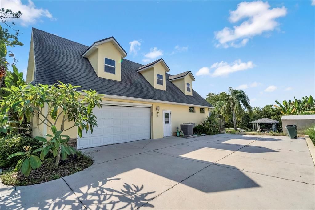 Под контрактом: $585,000 (4 спален, 2 ванн, 2354 Квадратных фут)