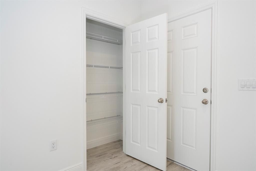 合同活跃: $324,899 (4 贝兹, 3 浴室, 2000 平方英尺)