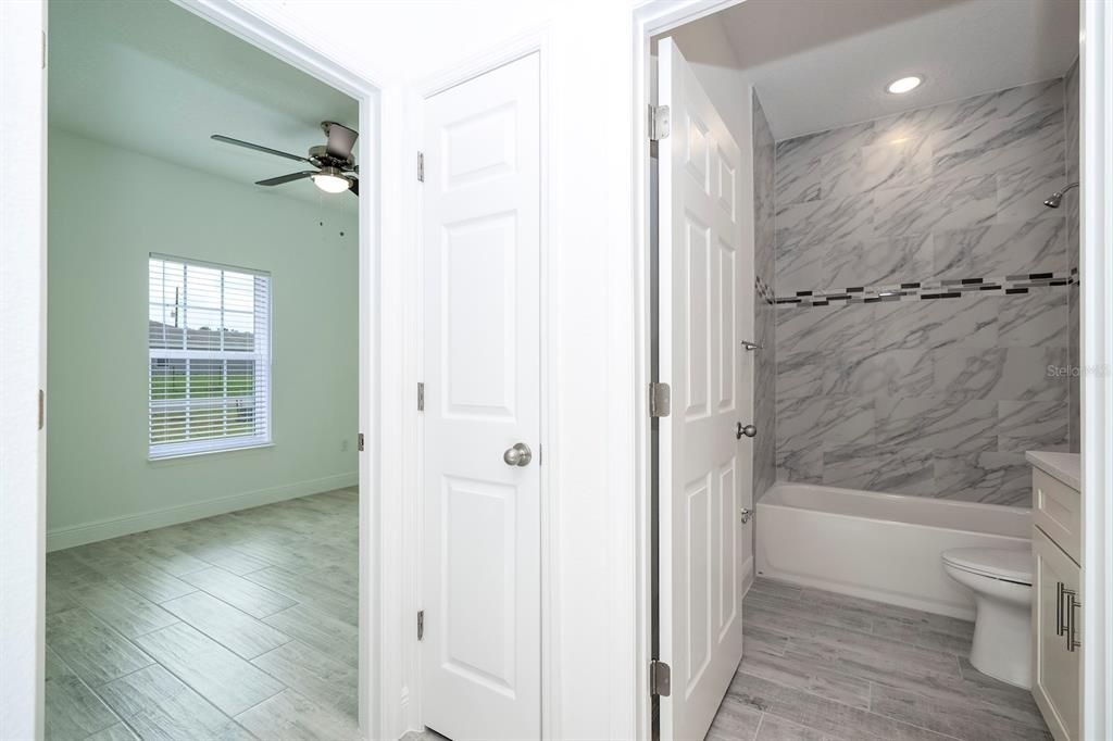 合同活跃: $324,899 (4 贝兹, 3 浴室, 2000 平方英尺)