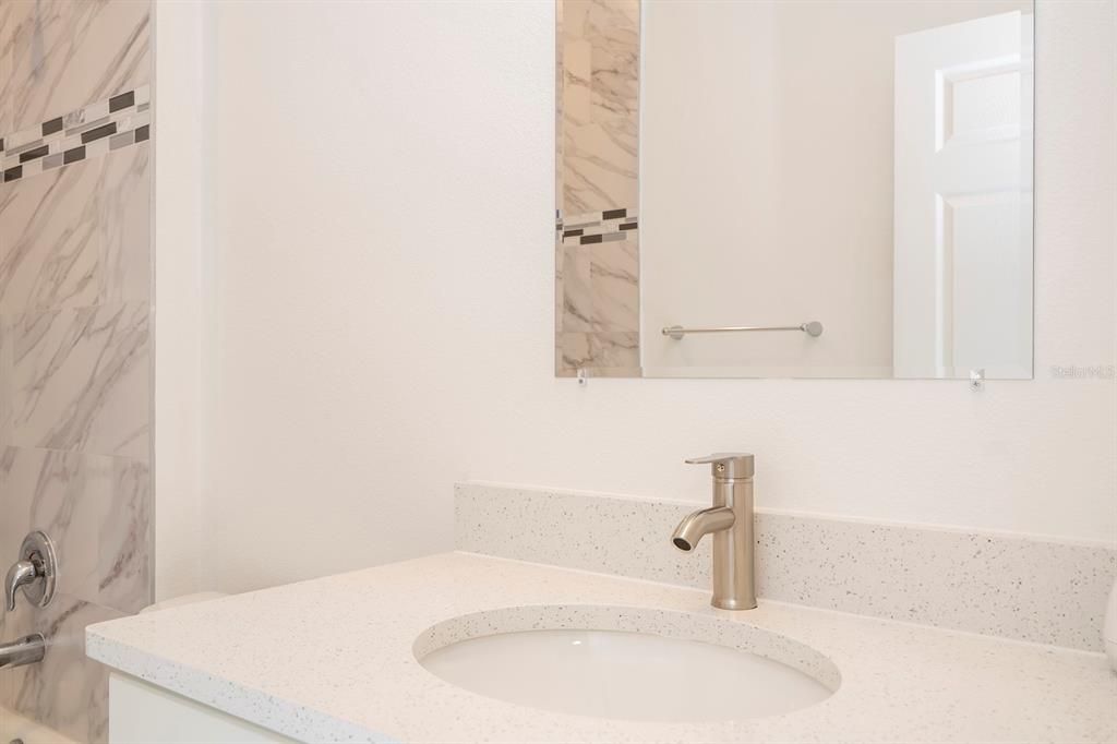 合同活跃: $324,899 (4 贝兹, 3 浴室, 2000 平方英尺)