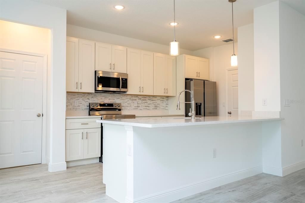 合同活跃: $324,899 (4 贝兹, 3 浴室, 2000 平方英尺)