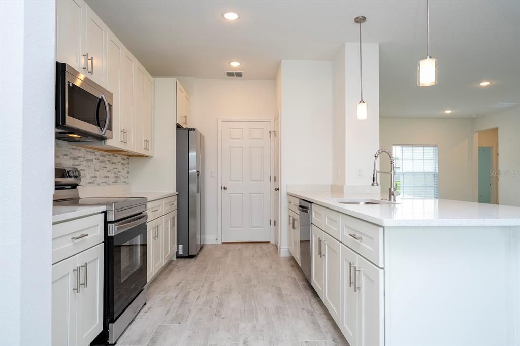 合同活跃: $324,899 (4 贝兹, 3 浴室, 2000 平方英尺)