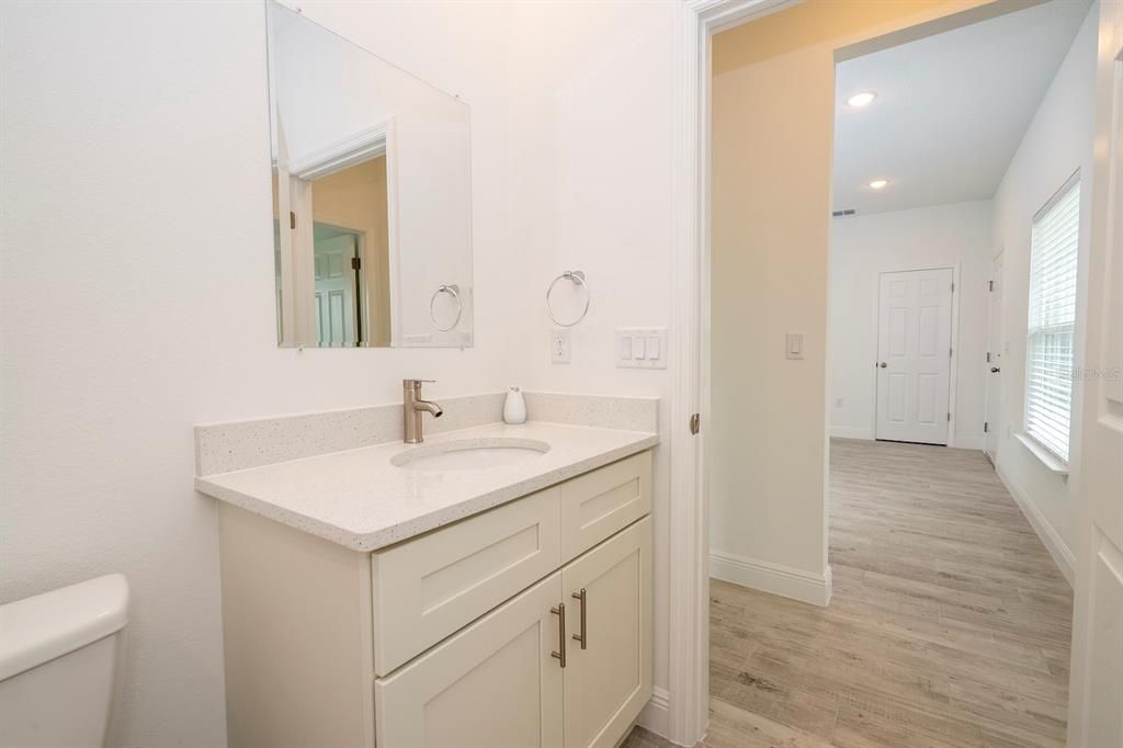 合同活跃: $324,899 (4 贝兹, 3 浴室, 2000 平方英尺)