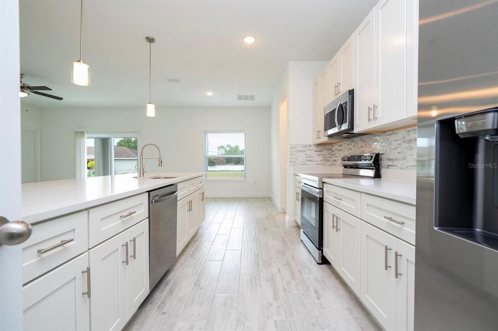 合同活跃: $324,899 (4 贝兹, 3 浴室, 2000 平方英尺)