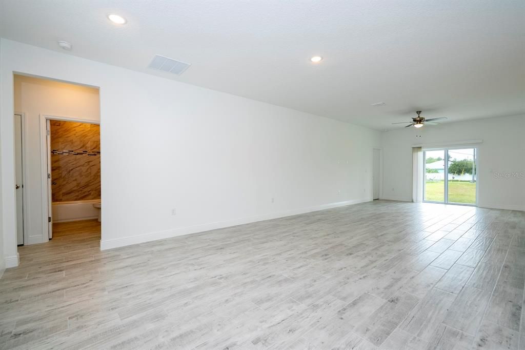 合同活跃: $324,899 (4 贝兹, 3 浴室, 2000 平方英尺)