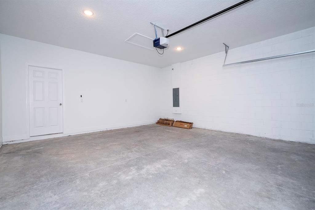 合同活跃: $324,899 (4 贝兹, 3 浴室, 2000 平方英尺)