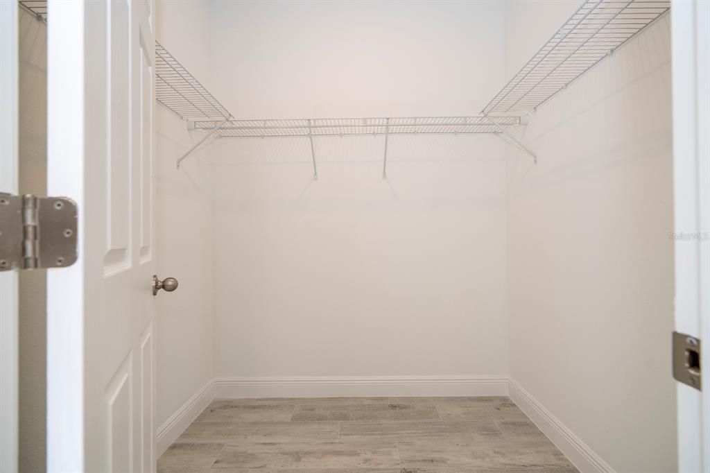 合同活跃: $324,899 (4 贝兹, 3 浴室, 2000 平方英尺)