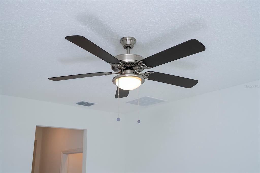 合同活跃: $324,899 (4 贝兹, 3 浴室, 2000 平方英尺)