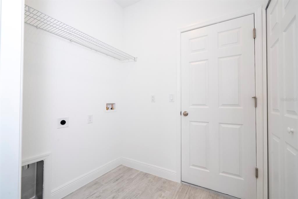 合同活跃: $324,899 (4 贝兹, 3 浴室, 2000 平方英尺)