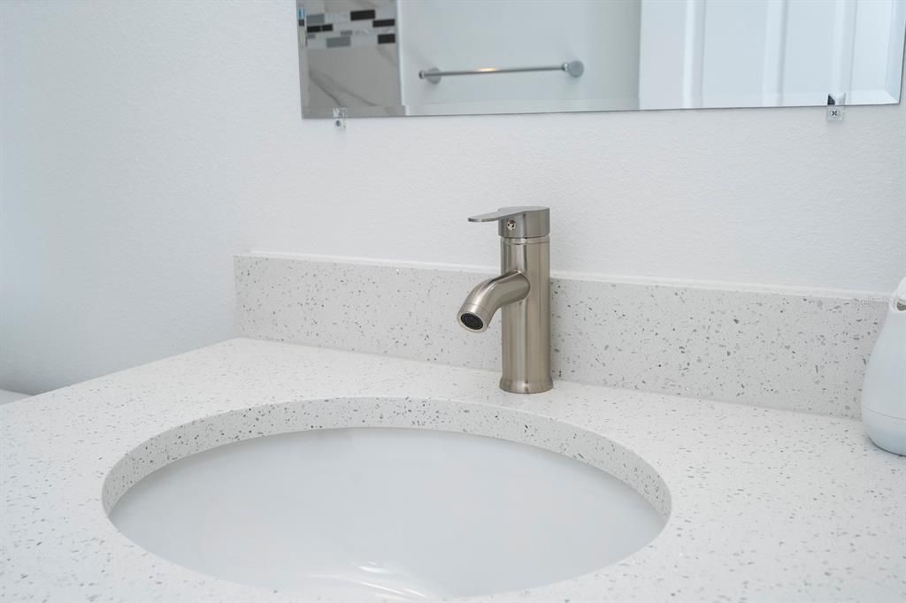 合同活跃: $324,899 (4 贝兹, 3 浴室, 2000 平方英尺)