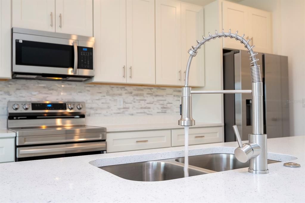 合同活跃: $324,899 (4 贝兹, 3 浴室, 2000 平方英尺)