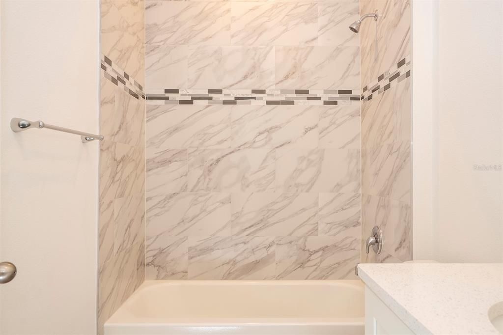 合同活跃: $324,899 (4 贝兹, 3 浴室, 2000 平方英尺)