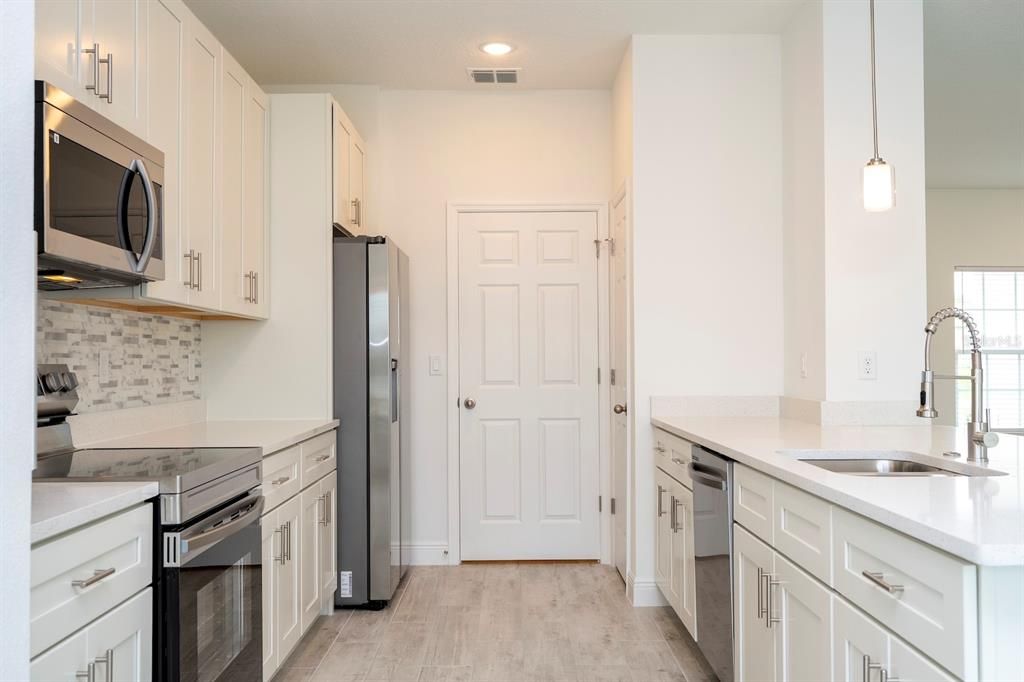 合同活跃: $324,899 (4 贝兹, 3 浴室, 2000 平方英尺)