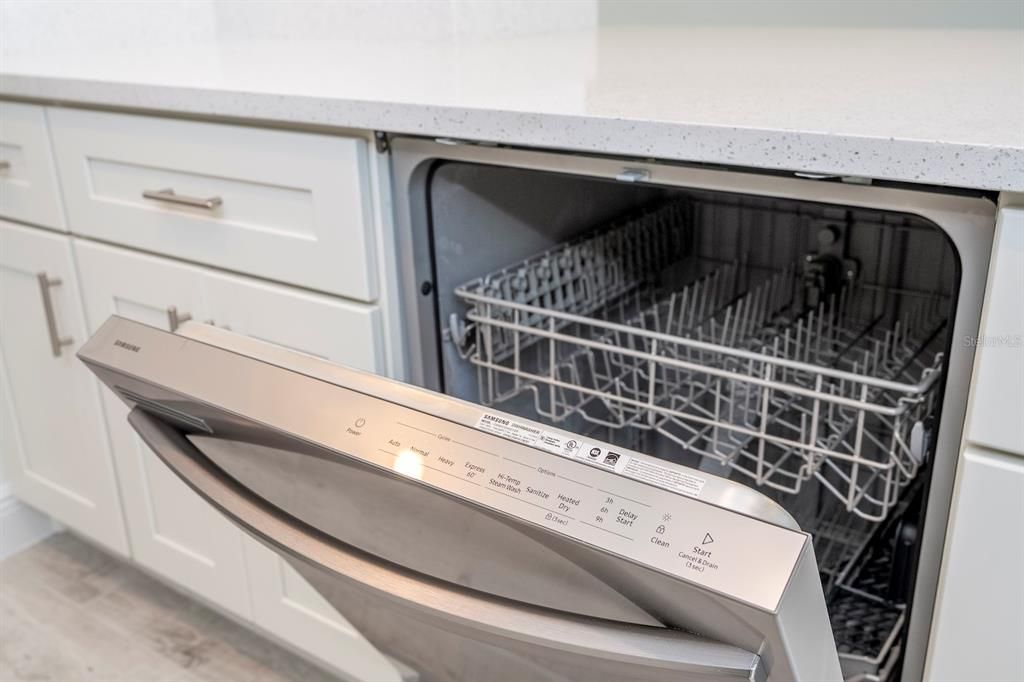 合同活跃: $324,899 (4 贝兹, 3 浴室, 2000 平方英尺)