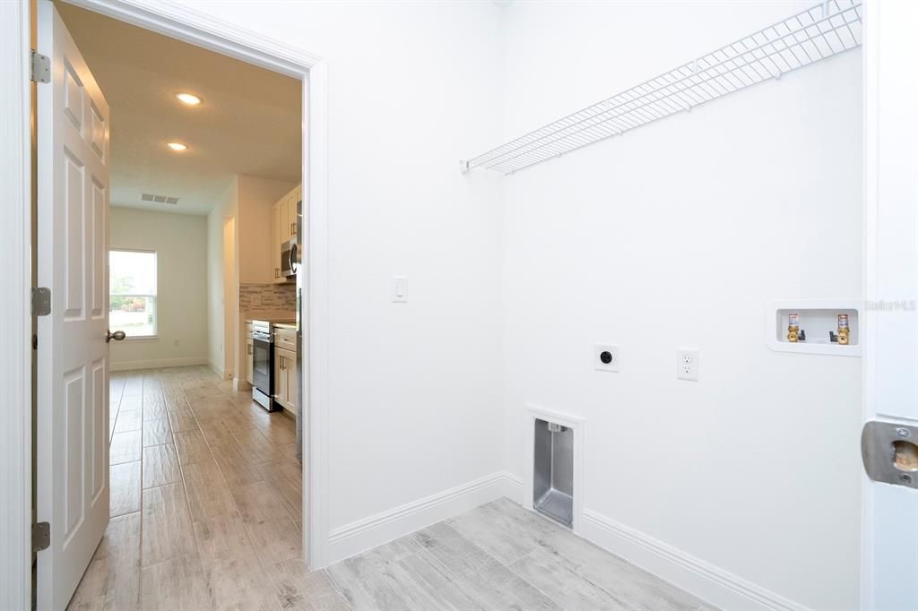 合同活跃: $324,899 (4 贝兹, 3 浴室, 2000 平方英尺)