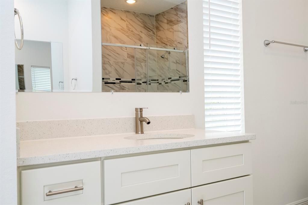 合同活跃: $324,899 (4 贝兹, 3 浴室, 2000 平方英尺)