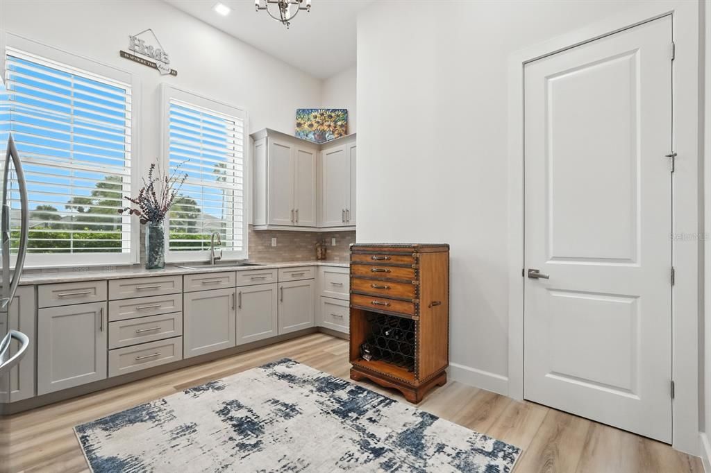 For Sale: $3,995,000 (5 beds, 4 baths, 4612 Square Feet)