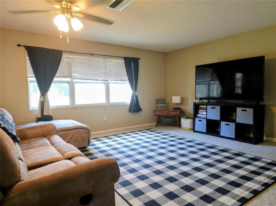 待售: $180,000 (2 贝兹, 2 浴室, 1332 平方英尺)