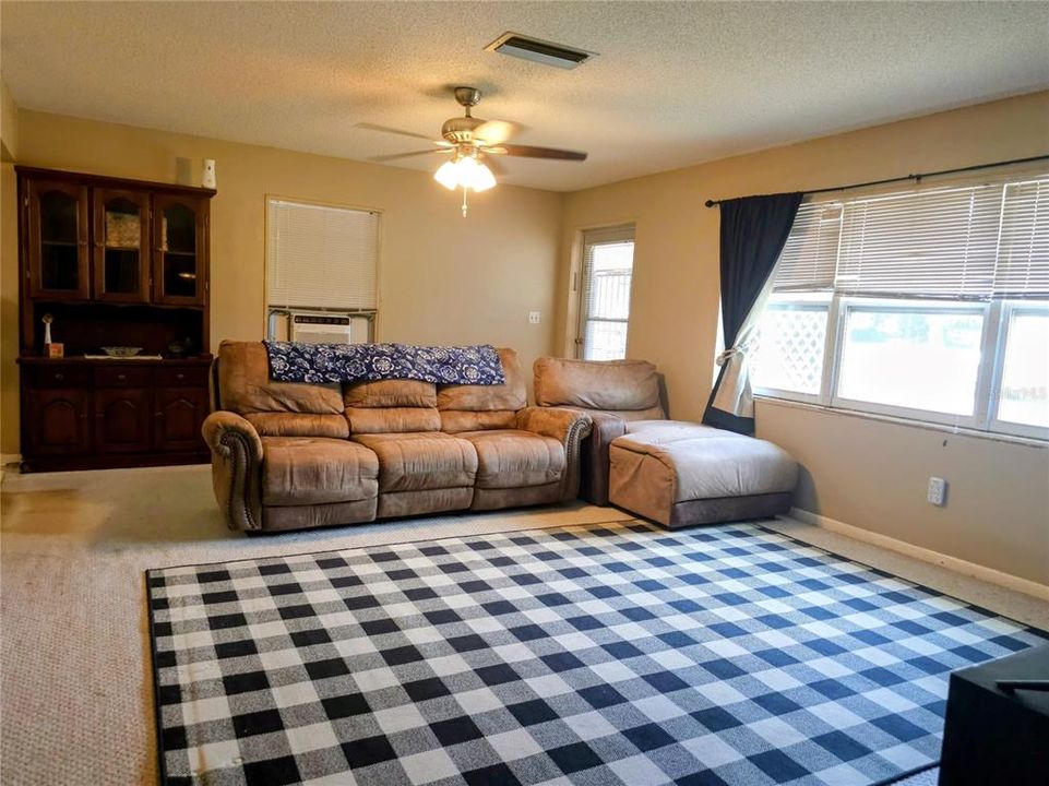 待售: $180,000 (2 贝兹, 2 浴室, 1332 平方英尺)