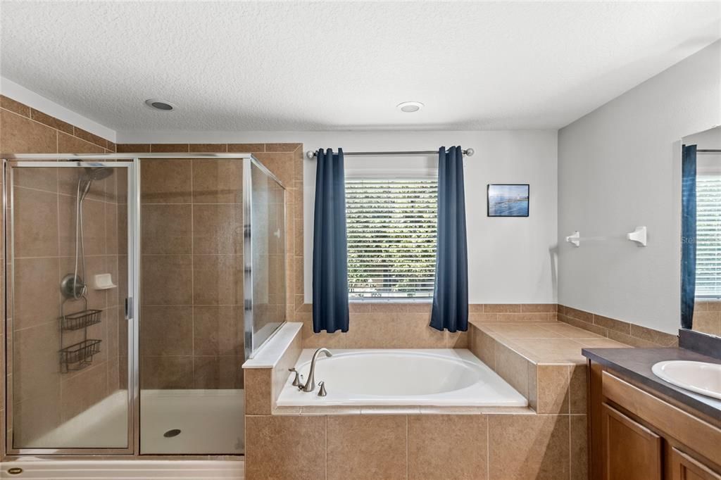 Activo con contrato: $495,000 (4 camas, 2 baños, 2214 Pies cuadrados)