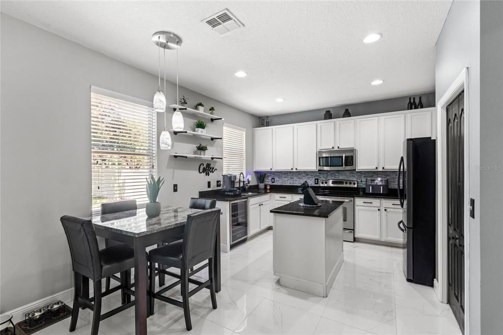 Activo con contrato: $495,000 (4 camas, 2 baños, 2214 Pies cuadrados)