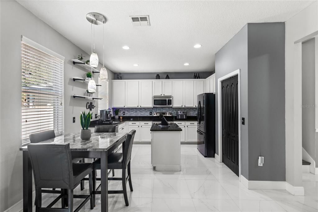 Activo con contrato: $495,000 (4 camas, 2 baños, 2214 Pies cuadrados)