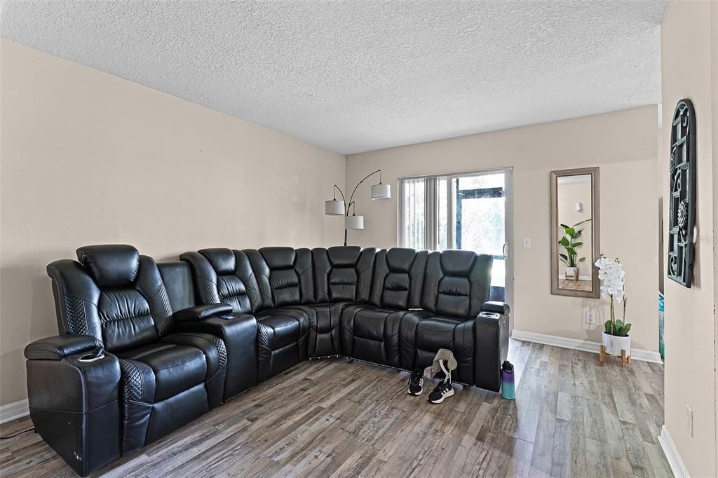 For Sale: $199,000 (2 beds, 2 baths, 905 Square Feet)