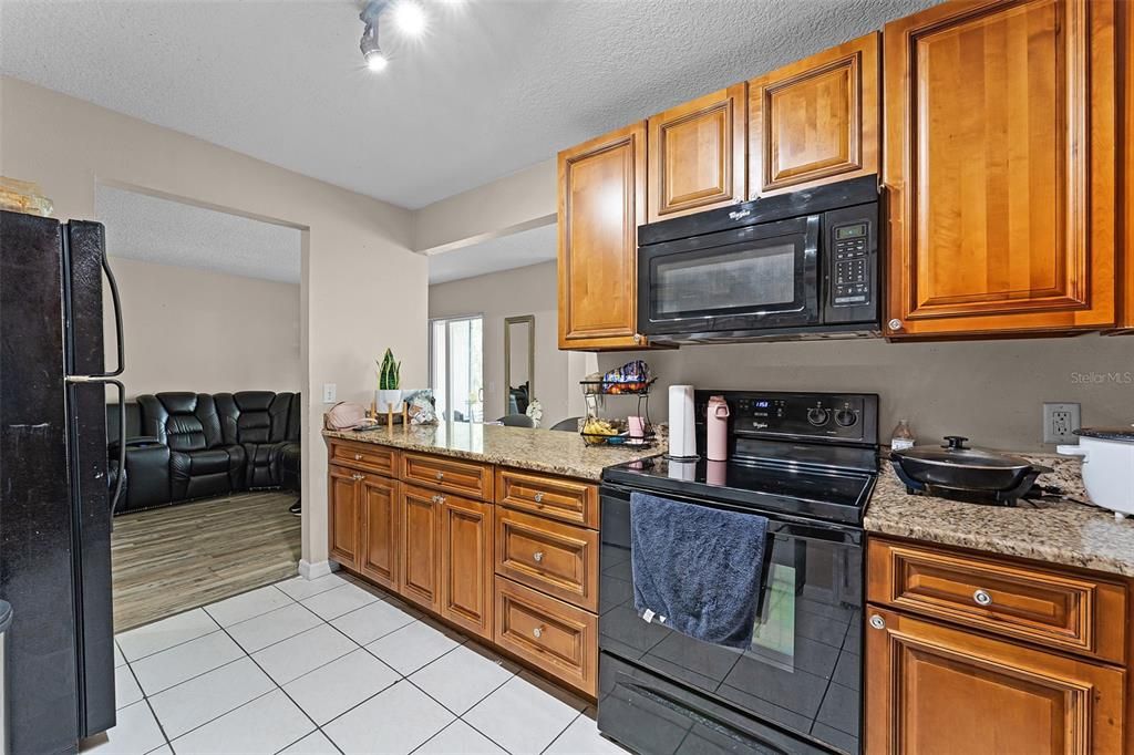 For Sale: $199,000 (2 beds, 2 baths, 905 Square Feet)