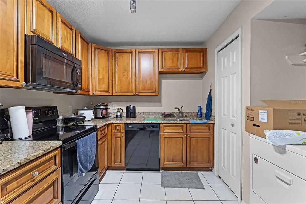 For Sale: $199,000 (2 beds, 2 baths, 905 Square Feet)