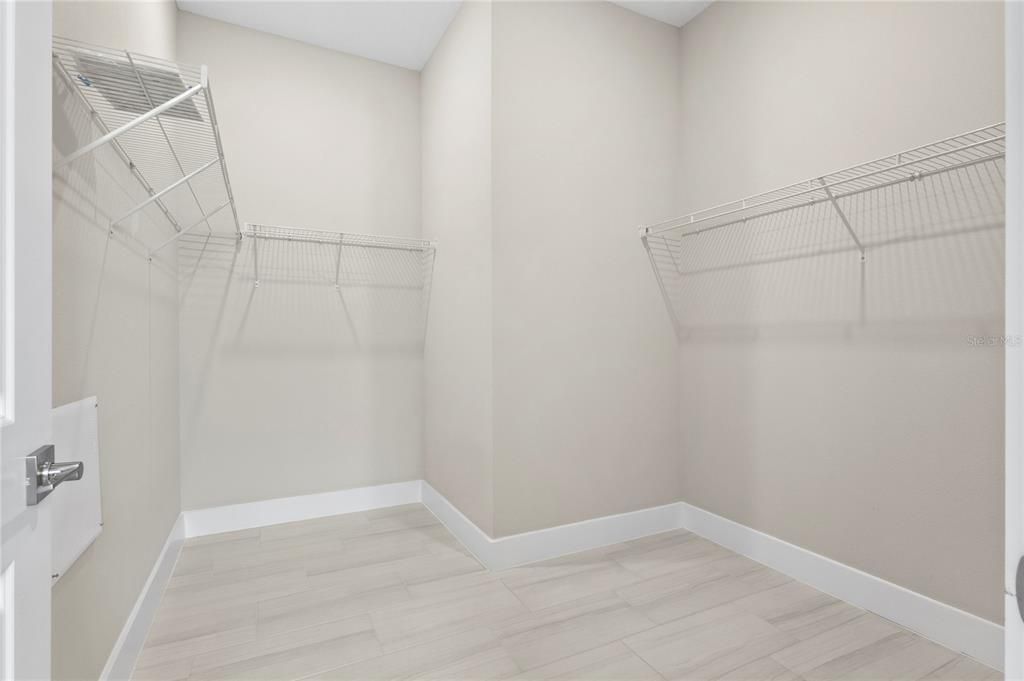 合同活跃: $499,000 (3 贝兹, 3 浴室, 2046 平方英尺)