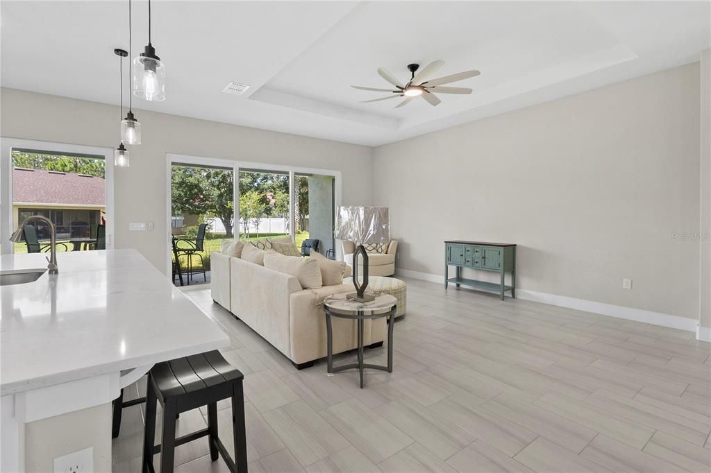 合同活跃: $499,000 (3 贝兹, 3 浴室, 2046 平方英尺)