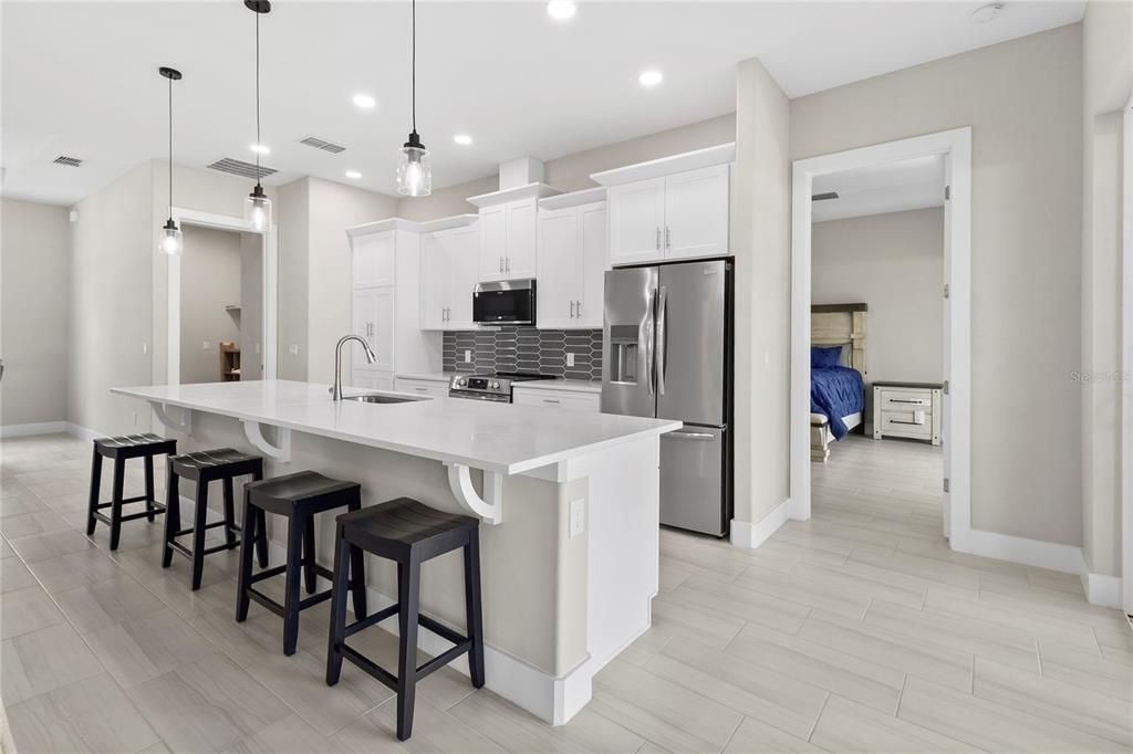 合同活跃: $499,000 (3 贝兹, 3 浴室, 2046 平方英尺)