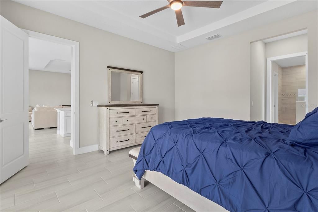 合同活跃: $499,000 (3 贝兹, 3 浴室, 2046 平方英尺)