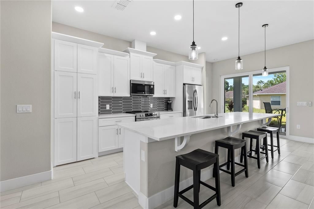 合同活跃: $499,000 (3 贝兹, 3 浴室, 2046 平方英尺)