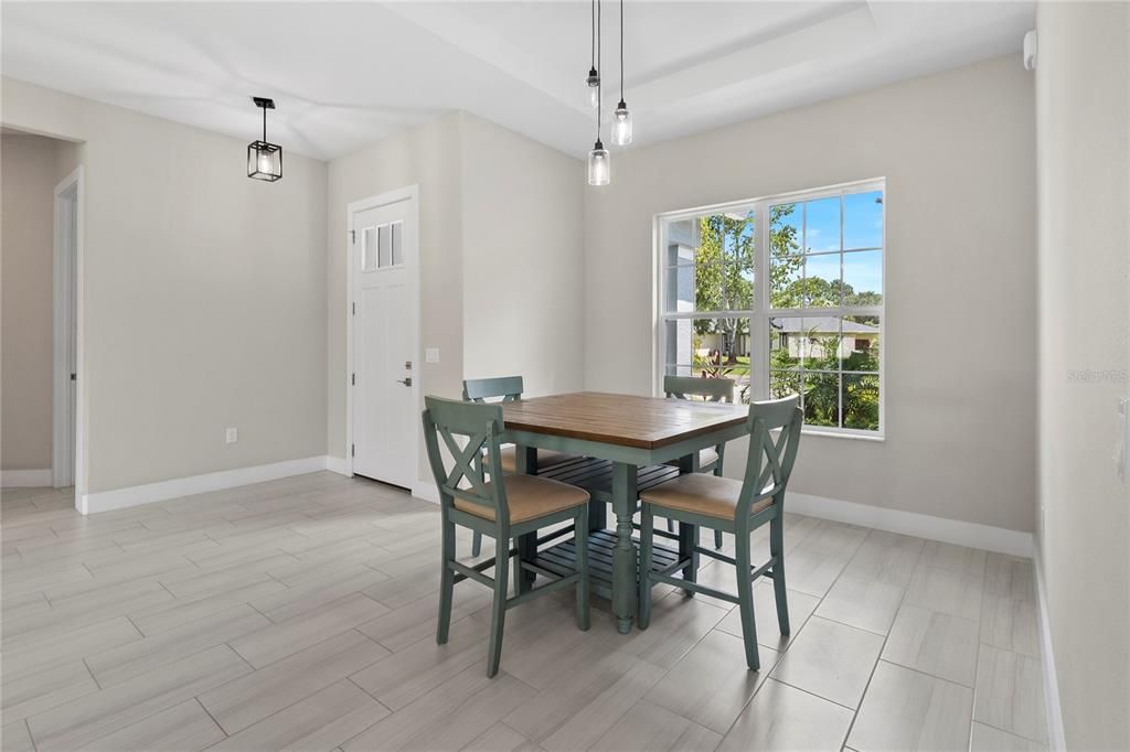 合同活跃: $499,000 (3 贝兹, 3 浴室, 2046 平方英尺)