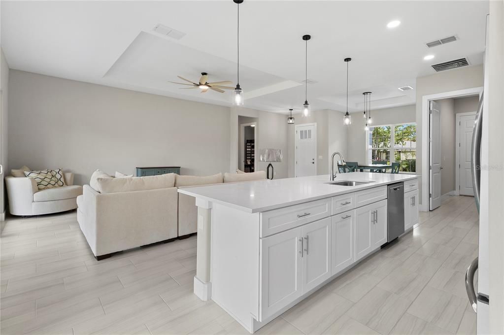 合同活跃: $499,000 (3 贝兹, 3 浴室, 2046 平方英尺)