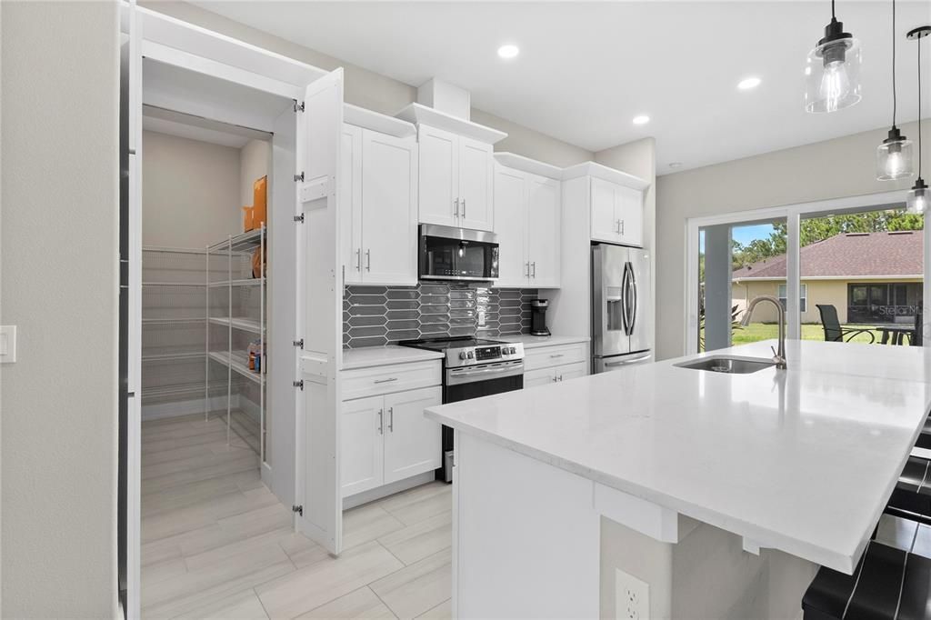 合同活跃: $499,000 (3 贝兹, 3 浴室, 2046 平方英尺)