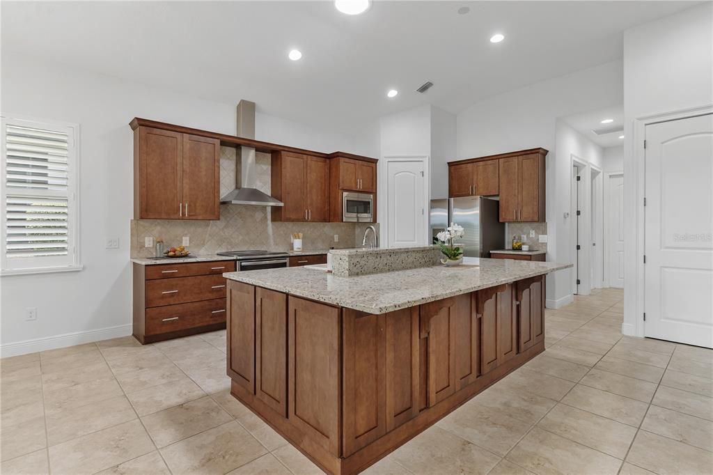 For Sale: $589,000 (4 beds, 3 baths, 2532 Square Feet)