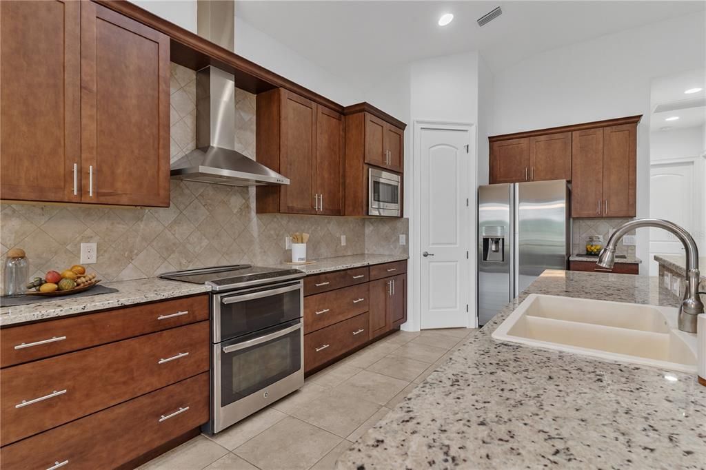 For Sale: $589,000 (4 beds, 3 baths, 2532 Square Feet)