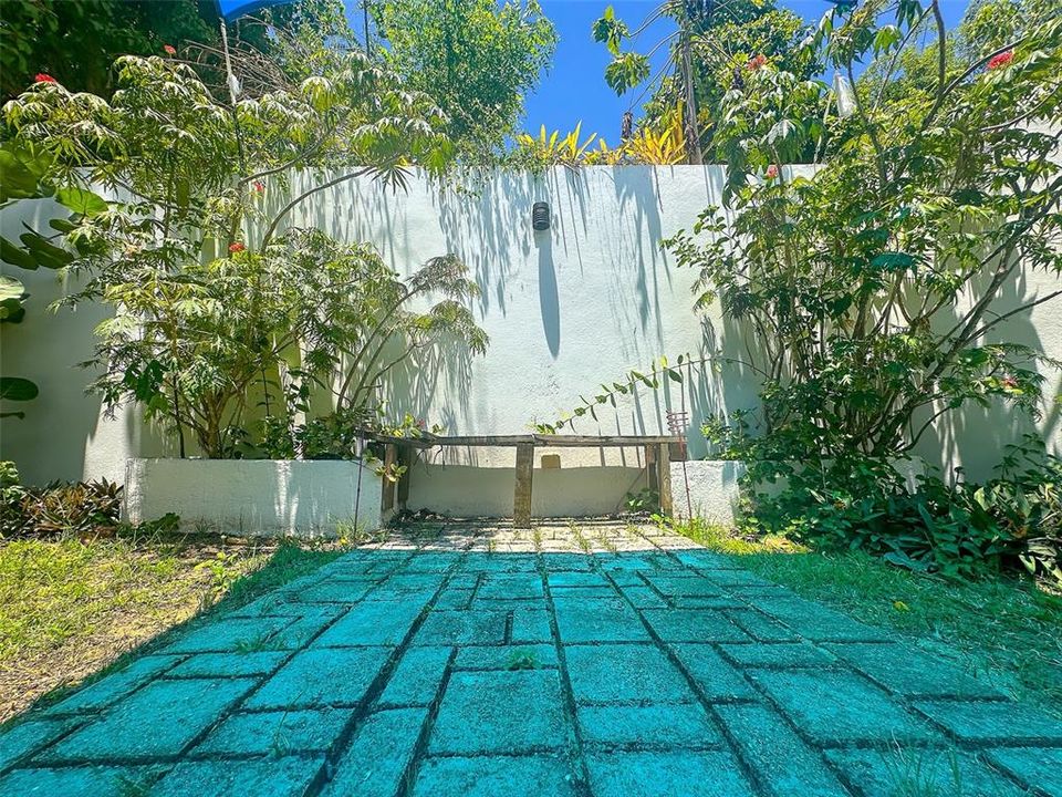 For Sale: $355,000 (2 beds, 2 baths, 1100 Square Feet)