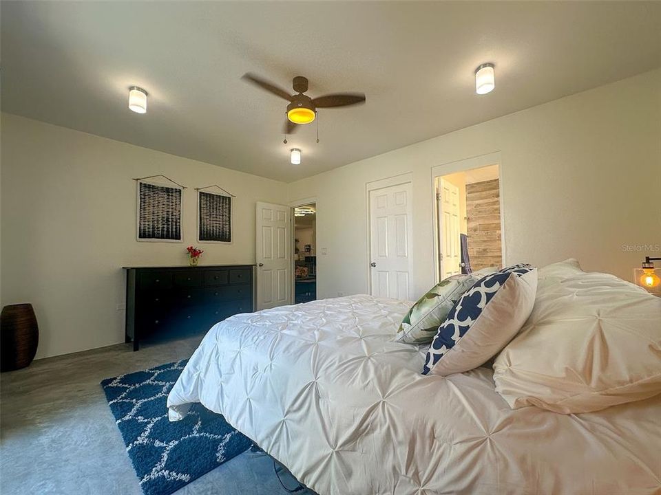 For Sale: $355,000 (2 beds, 2 baths, 1100 Square Feet)