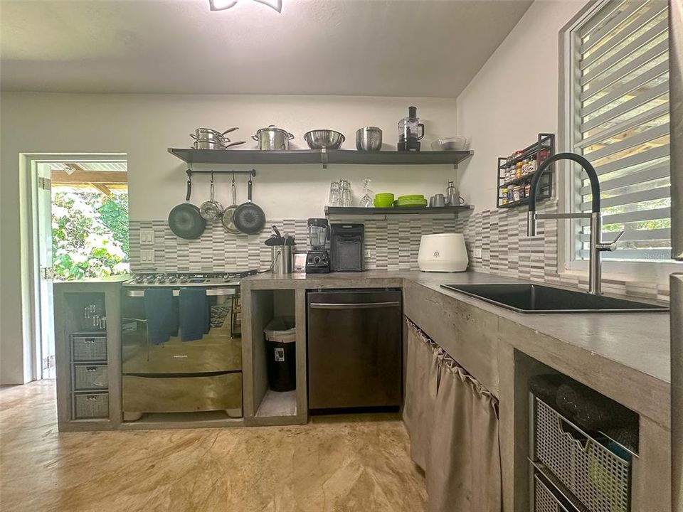 For Sale: $355,000 (2 beds, 2 baths, 1100 Square Feet)